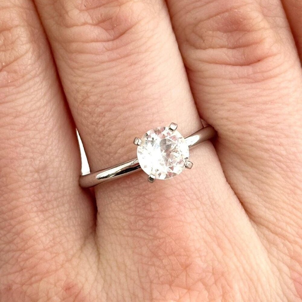 Minimalist Silver Toned Vintage Solitaire Cubic Zirconia Gemstone Ring - sz 8
